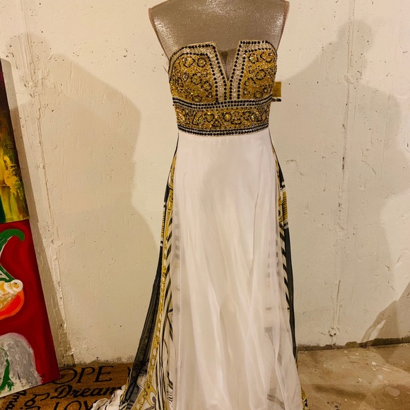 Extraordinary beaded gown - Picture 1 of 8